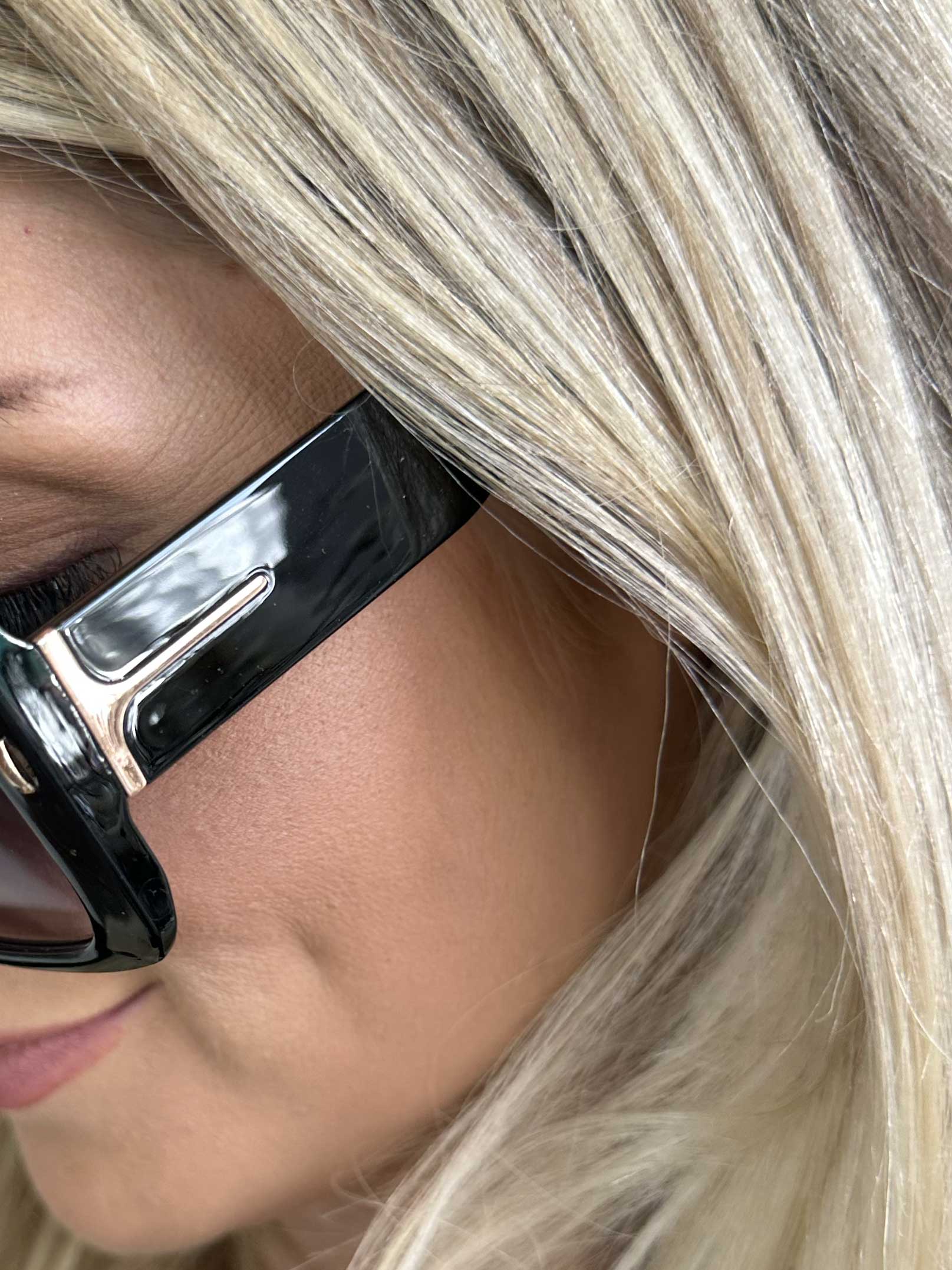 Dasa - Firkantet solbriller med gulddetalje på stellet